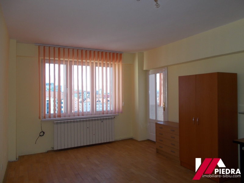 Vand apartament 4 camere , decomandat , zona Mihai Viteazu - Piata Aurel Vlaicu