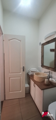 Vand imobil compus dintr-un spatiu comercial si o garsoniera situat in zona 9 Mai.